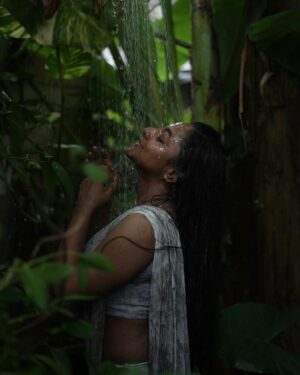 Santhy Balachandran Instagram - The Liril Girl Audition nobody asked for 🤓 a.k.a Outtakes from Pārvai shot by @flying_asplif_ a year ago 🍀
