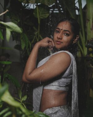 Santhy Balachandran Instagram - The Liril Girl Audition nobody asked for 🤓 a.k.a Outtakes from Pārvai shot by @flying_asplif_ a year ago 🍀