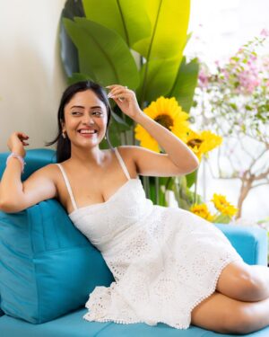 Sanya Thakur Instagram - Washing powder nirma 🤍🤍🤍 
Pc @street_baba 
Mua @makeup_asfaque 

#white #colours  #explore #explorepage