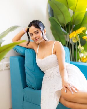 Sanya Thakur Instagram - Washing powder nirma 🤍🤍🤍 
Pc @street_baba 
Mua @makeup_asfaque 

#white #colours  #explore #explorepage