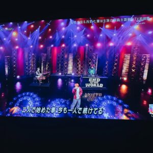 Saori Instagram - 今日のMステは、私の育休のため、
男子三人で出演してくれました。赤子と家で見た✌️

___

音楽を仕事にしていると、明確な産休育休というのは
ないから、産後の働き方は自分次第。

一人目出産の時は、「今まで通り仕事しなきゃ！」と
思うあまり、疲れ果ててしまった。

二人目出産した今は、わかる。
子供ができて、出産後に何にも変わらずにいる
なんて無理やーーー

むしろ変わることが、人生の面白さ、
豊かさなのだと思うようになった。

自分の命よりも大切な存在ができること、
子どものフィルターでもう一度世界を見られること、
自分もこうやって育ってきたのだと知ること、
日本の明るい未来を願うようになること…

一人目出産時には知らなかったことを、
メンバーたちと一つずつ分かち合ってきたと思う。

環境が変わった頃は衝突もあったけど、
子どものいない深瀬くんは誰よりも、
私が働きながら子育て出来るようにサポートしてくれた。

「音楽番組は三人で出よう」
というのは、メンバーの提案。

私はこの三ヶ月間バンドでやっている毎週のラジオも
休ませて貰っているし、プロモーションもほぼしてない。
レコーディングは、したけどね。

「今は休めるだけ休んだ方がいいよ」
「一番大きな仕事をしてるんだから」

と言ってくれたのも、メンバーたち。
それを自分で言う必要がなかったこと、
とても感謝してる。

ありがと〜格好よかったぜい✌️
なかじん、ピアノかんぺき！