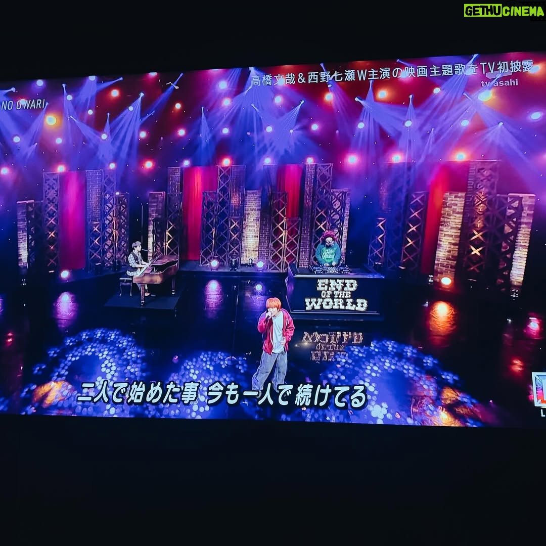 Saori - 72.3K Likes - 今日のMステは、私の育休のため、
男子三人で出演してくれました。赤子と家で見た✌️
___
音楽を仕事にしていると、明確な産休育休というのは
ないから、産後の働き方は自分次第。
一人目出産の時は、「今まで通り仕事しなきゃ!」と
思うあまり、疲れ果ててしまった。
二人目出産した今は、わかる。
子供ができて、出産後に何にも変わらずにいる
なんて無理やーーー
むしろ変わることが、人生の面白さ、
豊かさなのだと思うようになった。
自分の命よりも大切な存在ができること、
子どものフィルターでもう一度世界を見られること、
自分もこうやって育ってきたのだと知ること、
日本の明るい未来を願うようになること…
一人目出産時には知らなかったことを、
メンバーたちと一つずつ分かち合ってきたと思う。
環境が変わった頃は衝突もあったけど、
子どものいない深瀬くんは誰よりも、
私が働きながら子育て出来るようにサポートしてくれた。
「音楽番組は三人で出よう」
というのは、メンバーの提案。
私はこの三ヶ月間バンドでやっている毎週のラジオも
休ませて貰っているし、プロモーションもほぼしてない。
レコーディングは、したけどね。
「今は休めるだけ休んだ方がいいよ」
「一番大きな仕事をしてるんだから」
と言ってくれたのも、メンバーたち。
それを自分で言う必要がなかったこと、
とても感謝してる。
ありがと〜格好よかったぜい✌️
なかじん、ピアノかんぺき!
