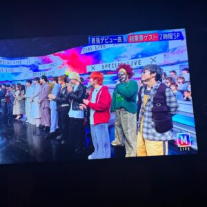 Saori Instagram - 今日のMステは、私の育休のため、
男子三人で出演してくれました。赤子と家で見た✌️

___

音楽を仕事にしていると、明確な産休育休というのは
ないから、産後の働き方は自分次第。

一人目出産の時は、「今まで通り仕事しなきゃ！」と
思うあまり、疲れ果ててしまった。

二人目出産した今は、わかる。
子供ができて、出産後に何にも変わらずにいる
なんて無理やーーー

むしろ変わることが、人生の面白さ、
豊かさなのだと思うようになった。

自分の命よりも大切な存在ができること、
子どものフィルターでもう一度世界を見られること、
自分もこうやって育ってきたのだと知ること、
日本の明るい未来を願うようになること…

一人目出産時には知らなかったことを、
メンバーたちと一つずつ分かち合ってきたと思う。

環境が変わった頃は衝突もあったけど、
子どものいない深瀬くんは誰よりも、
私が働きながら子育て出来るようにサポートしてくれた。

「音楽番組は三人で出よう」
というのは、メンバーの提案。

私はこの三ヶ月間バンドでやっている毎週のラジオも
休ませて貰っているし、プロモーションもほぼしてない。
レコーディングは、したけどね。

「今は休めるだけ休んだ方がいいよ」
「一番大きな仕事をしてるんだから」

と言ってくれたのも、メンバーたち。
それを自分で言う必要がなかったこと、
とても感謝してる。

ありがと〜格好よかったぜい✌️
なかじん、ピアノかんぺき！