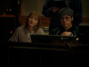 Saori Instagram - 「琥珀」のMVは、今泉力哉監督にお願いした。

今泉さんは普段映画を撮られているので、
「え？自分に？」みたいな、ちょっと不思議な顔を
していたけれど、話をしていくうちに、
やってみましょう、と言って頂けた。

撮影は、映画ってこんな感じで撮ってるのかなーと、
想像させるような、独特な雰囲気。

MVのプロットは、普通は絵コンテだけど、
今泉プロット文章だけだし、縦書きだよ！みたいな。

深瀬くんの映像を撮る時に、
私たちは映らないんだけど、
深瀬くんが演技をする為にいて欲しいって時に

「さおりさんなかじんさんラブさん、
お付き合いのお芝居お願いします」

ってさらっと言われるみたいな。

オツキアイノオシバイ！？！？！？

オ　ツ　キ　ア　イ　ノ　オ　シ　バ　イ！！（照）

みたいな。
普段「演技」って言ってるワードを
お芝居って言われるだけでも照れるのに、
お付き合いのお芝居ときましたよ。
まいったな。

とても静かなのに、
たくさん言葉が溢れてくるMVになっていた。

撮ってる時は、どのシーンがどこで流れるか
知らなかったけれど、
ピアノソロのところで、
メンバーたちがいる場所に帰ってくる深瀬くんが
写されていて、何だか泣けてしまった。
いつもの深瀬くんのはずなのに、何でだろうね。

見てみてね。

#琥珀