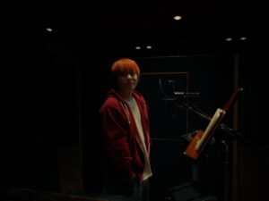 Saori Instagram - 「琥珀」のMVは、今泉力哉監督にお願いした。

今泉さんは普段映画を撮られているので、
「え？自分に？」みたいな、ちょっと不思議な顔を
していたけれど、話をしていくうちに、
やってみましょう、と言って頂けた。

撮影は、映画ってこんな感じで撮ってるのかなーと、
想像させるような、独特な雰囲気。

MVのプロットは、普通は絵コンテだけど、
今泉プロット文章だけだし、縦書きだよ！みたいな。

深瀬くんの映像を撮る時に、
私たちは映らないんだけど、
深瀬くんが演技をする為にいて欲しいって時に

「さおりさんなかじんさんラブさん、
お付き合いのお芝居お願いします」

ってさらっと言われるみたいな。

オツキアイノオシバイ！？！？！？

オ　ツ　キ　ア　イ　ノ　オ　シ　バ　イ！！（照）

みたいな。
普段「演技」って言ってるワードを
お芝居って言われるだけでも照れるのに、
お付き合いのお芝居ときましたよ。
まいったな。

とても静かなのに、
たくさん言葉が溢れてくるMVになっていた。

撮ってる時は、どのシーンがどこで流れるか
知らなかったけれど、
ピアノソロのところで、
メンバーたちがいる場所に帰ってくる深瀬くんが
写されていて、何だか泣けてしまった。
いつもの深瀬くんのはずなのに、何でだろうね。

見てみてね。

#琥珀
