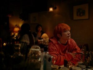 Saori Instagram - 「琥珀」のMVは、今泉力哉監督にお願いした。

今泉さんは普段映画を撮られているので、
「え？自分に？」みたいな、ちょっと不思議な顔を
していたけれど、話をしていくうちに、
やってみましょう、と言って頂けた。

撮影は、映画ってこんな感じで撮ってるのかなーと、
想像させるような、独特な雰囲気。

MVのプロットは、普通は絵コンテだけど、
今泉プロット文章だけだし、縦書きだよ！みたいな。

深瀬くんの映像を撮る時に、
私たちは映らないんだけど、
深瀬くんが演技をする為にいて欲しいって時に

「さおりさんなかじんさんラブさん、
お付き合いのお芝居お願いします」

ってさらっと言われるみたいな。

オツキアイノオシバイ！？！？！？

オ　ツ　キ　ア　イ　ノ　オ　シ　バ　イ！！（照）

みたいな。
普段「演技」って言ってるワードを
お芝居って言われるだけでも照れるのに、
お付き合いのお芝居ときましたよ。
まいったな。

とても静かなのに、
たくさん言葉が溢れてくるMVになっていた。

撮ってる時は、どのシーンがどこで流れるか
知らなかったけれど、
ピアノソロのところで、
メンバーたちがいる場所に帰ってくる深瀬くんが
写されていて、何だか泣けてしまった。
いつもの深瀬くんのはずなのに、何でだろうね。

見てみてね。

#琥珀