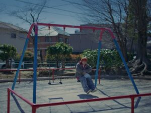 Saori Instagram - 「琥珀」のMVは、今泉力哉監督にお願いした。

今泉さんは普段映画を撮られているので、
「え？自分に？」みたいな、ちょっと不思議な顔を
していたけれど、話をしていくうちに、
やってみましょう、と言って頂けた。

撮影は、映画ってこんな感じで撮ってるのかなーと、
想像させるような、独特な雰囲気。

MVのプロットは、普通は絵コンテだけど、
今泉プロット文章だけだし、縦書きだよ！みたいな。

深瀬くんの映像を撮る時に、
私たちは映らないんだけど、
深瀬くんが演技をする為にいて欲しいって時に

「さおりさんなかじんさんラブさん、
お付き合いのお芝居お願いします」

ってさらっと言われるみたいな。

オツキアイノオシバイ！？！？！？

オ　ツ　キ　ア　イ　ノ　オ　シ　バ　イ！！（照）

みたいな。
普段「演技」って言ってるワードを
お芝居って言われるだけでも照れるのに、
お付き合いのお芝居ときましたよ。
まいったな。

とても静かなのに、
たくさん言葉が溢れてくるMVになっていた。

撮ってる時は、どのシーンがどこで流れるか
知らなかったけれど、
ピアノソロのところで、
メンバーたちがいる場所に帰ってくる深瀬くんが
写されていて、何だか泣けてしまった。
いつもの深瀬くんのはずなのに、何でだろうね。

見てみてね。

#琥珀