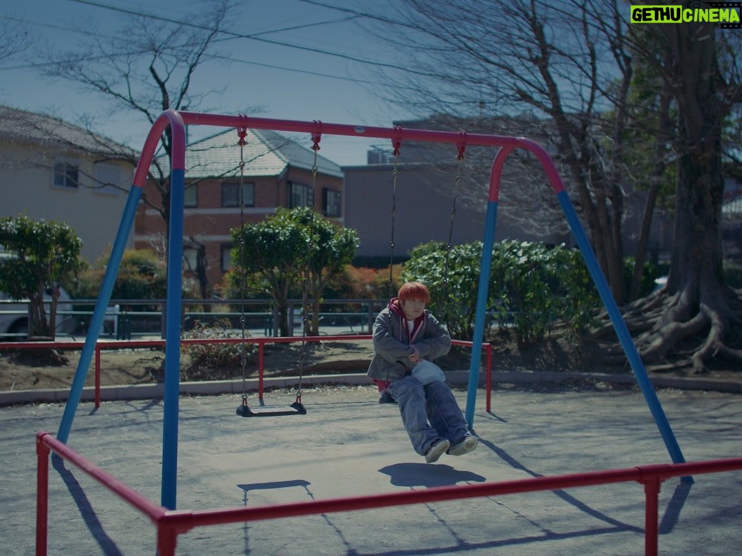 Saori - 43.7K Likes - 「琥珀」のMVは、今泉力哉監督にお願いした。
今泉さんは普段映画を撮られているので、
「え?自分に?」みたいな、ちょっと不思議な顔を
していたけれど、話をしていくうちに、
やってみましょう、と言って頂けた。
撮影は、映画ってこんな感じで撮ってるのかなーと、
想像させるような、独特な雰囲気。
MVのプロットは、普通は絵コンテだけど、
今泉プロット文章だけだし、縦書きだよ!みたいな。
深瀬くんの映像を撮る時に、
私たちは映らないんだけど、
深瀬くんが演技をする為にいて欲しいって時に
「さおりさんなかじんさんラブさん、
お付き合いのお芝居お願いします」
ってさらっと言われるみたいな。
オツキアイノオシバイ!?!?!?
オ ツ キ ア イ ノ オ シ バ イ!!(照)
みたいな。
普段「演技」って言ってるワードを
お芝居って言われるだけでも照れるのに、
お付き合いのお芝居ときましたよ。
まいったな。
とても静かなのに、
たくさん言葉が溢れてくるMVになっていた。
撮ってる時は、どのシーンがどこで流れるか
知らなかったけれど、
ピアノソロのところで、
メンバーたちがいる場所に帰ってくる深瀬くんが
写されていて、何だか泣けてしまった。
いつもの深瀬くんのはずなのに、何でだろうね。
見てみてね。
#琥珀
