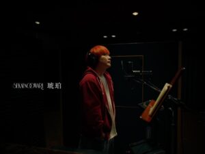 Saori Instagram - 「琥珀」のMVは、今泉力哉監督にお願いした。

今泉さんは普段映画を撮られているので、
「え？自分に？」みたいな、ちょっと不思議な顔を
していたけれど、話をしていくうちに、
やってみましょう、と言って頂けた。

撮影は、映画ってこんな感じで撮ってるのかなーと、
想像させるような、独特な雰囲気。

MVのプロットは、普通は絵コンテだけど、
今泉プロット文章だけだし、縦書きだよ！みたいな。

深瀬くんの映像を撮る時に、
私たちは映らないんだけど、
深瀬くんが演技をする為にいて欲しいって時に

「さおりさんなかじんさんラブさん、
お付き合いのお芝居お願いします」

ってさらっと言われるみたいな。

オツキアイノオシバイ！？！？！？

オ　ツ　キ　ア　イ　ノ　オ　シ　バ　イ！！（照）

みたいな。
普段「演技」って言ってるワードを
お芝居って言われるだけでも照れるのに、
お付き合いのお芝居ときましたよ。
まいったな。

とても静かなのに、
たくさん言葉が溢れてくるMVになっていた。

撮ってる時は、どのシーンがどこで流れるか
知らなかったけれど、
ピアノソロのところで、
メンバーたちがいる場所に帰ってくる深瀬くんが
写されていて、何だか泣けてしまった。
いつもの深瀬くんのはずなのに、何でだろうね。

見てみてね。

#琥珀