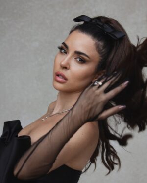 Sara Abi Kanaan Instagram - أنا 🙋🏻‍♀️ 
•

Dress @johnnytarabaycouture 
Hair Bow @frecklesnflares 
Hairstyle @georgeselmendelek @je.suis.marc 
Makeup @makeupbyomz 
Photographer @marcmarounphotography 
•
@danahourani song of the summer on repeat 🥹❤️