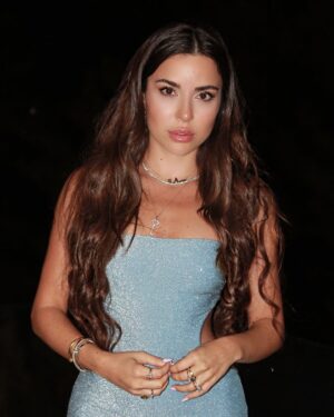 Sara Abi Kanaan Instagram - A wonderful night with our @humanagementme family 🤍✨ thank you for having us @sallymhajjar @hajjarhady @tarekaboujaoudeh we love you ❤️
•
New look by @karkafihairlebanon @karkafihair 
Photoshoot by @marcmarounphotography