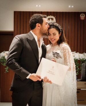 Sara Abi Kanaan Instagram - A month ago … in Abu Dhabi, the emirate that witnessed our “yes” 🥹🤍
07/05/2024 
A heartfelt thank you to our awesome friends at @easyweddingdubai for meticulously handling every detail, from the paperwork to standing by us during the ceremony (Florian,liz,ksenia,vineeta) and to @hhmansoor @adjd_official and @munaalraeesi for the warm welcome 🤍
•
تزوجنا من شهر بأبو ظبي وكان احلى شي عملنا … للمراسم نقينا اللغة العربية من بين ٨ لغات … 🙏🏻🤍
شكراً 
@easyweddingdubai 
لإهتمامكن بكل تفصيل لوقفتكن حدنا نهار العرس وشكر كبير للشيخ منصور بن زايد آل نهيان ،للسيدة منى الرئيسي ولدائرة القضاء في ابو ظبي على الإستقبال والمعاملة الكريمة 
والحلوة 🤍

•

Wedding services and planning @easyweddingdubai @easywedding.me 
Photographer @mayawakim_photography 
Styled by @sarah.keyrouz 
Dress @esposagroup @esposaprive 
Suit @maison.eliomoussallem 
Bouquet, headpiece and gloves @bbloomed.lb 
Media and PR @yasminesharawneh 
Photoshoot location @mo_emiratespalace