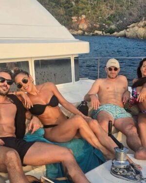 Sara Corrales Instagram - Menciona a esa persona con la que quisieras hacer estos planes 🤩.

Remix de mis días en Acapulco:

1. Moraleja: No se salten el día de piernuki en el gym 😝.
2. Entre amigos y unos tequilas.
3. 🩵
4. Un país al que también amo.
5. Es que tengo a un buen fotógrafo de prometido. 
6. Cheers 🥂 
7. Luciendo el bikinazo de @muar_col (lo amo 🖤)
8. Me gustan los viajes en carretera y amo ser la dj encargada del playlist, me las bailo y canto todas 🥳.
9. Oigan, vieron esta luna roja? 😱
10. Muy 5:30 am camino al gym, incluso de viaje seguimos con la rutina 🏋🏽‍♀️. 

Cuál foto o video te gustó más y por qué? Cuéntame!