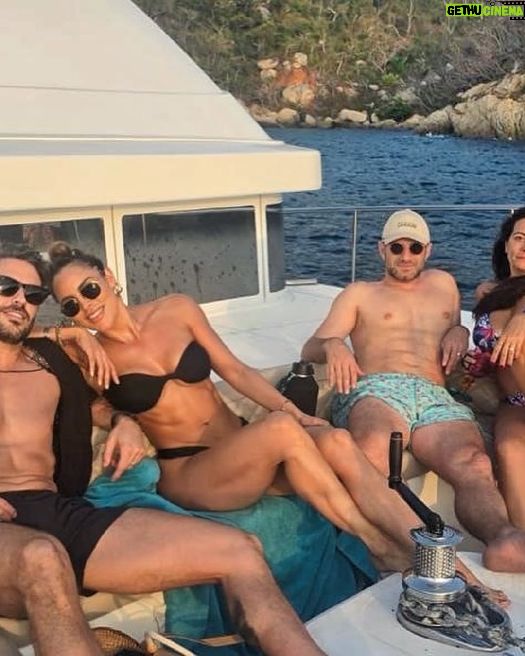 Sara Corrales - 64.7K Likes - Menciona a esa persona con la que quisieras hacer estos planes 🤩.
Remix de mis días en Acapulco:
1. Moraleja: No se salten el día de piernuki en el gym 😝.
2. Entre amigos y unos tequilas.
3. 🩵
4. Un país al que también amo.
5. Es que tengo a un buen fotógrafo de prometido.
6. Cheers 🥂
7. Luciendo el bikinazo de @muar_col (lo amo 🖤)
8. Me gustan los viajes en carretera y amo ser la dj encargada del playlist, me las bailo y canto todas 🥳.
9. Oigan, vieron esta luna roja? 😱
10. Muy 5:30 am camino al gym, incluso de viaje seguimos con la rutina 🏋🏽♀️.
Cuál foto o video te gustó más y por qué? Cuéntame!
