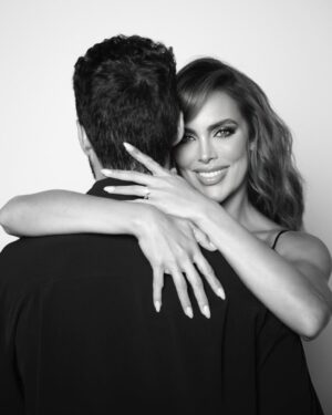 Sara Corrales Instagram - ✨¡Nos casamos!✨
 
Con el corazón lleno de amor y alegría, queremos compartir con ustedes la noticia más especial de nuestras vidas: ¡Nos comprometimos!💍❤️
 
Desde que nuestros caminos se cruzaron, hemos vivido momentos mágicos, aprendizajes profundos y aventuras que nos han hecho crecer como pareja y como personas. Lo que comenzó como una conexión única se ha convertido en un amor que no deja de sorprendernos y fortalecer cada día. Y hoy, con emoción inmensa, decidimos dar el siguiente gran paso: ¡Vamos a construir una vida juntos como marido y mujer! 👰🏻‍♀️🤵🏻
 
“Quiero despertar con vos cada mañana y verte reír todos los días.” 🌅❤️ Esta frase resume lo que soñamos el uno para el otro: una vida donde los amaneceres juntos sean la norma y la felicidad compartida sea nuestra mayor prioridad.
 
Agradecemos a quienes nos han acompañado en este viaje, a nuestras familias, amigos y a todos ustedes que siempre han estado ahí apoyando nuestros sueños. Cada mensaje, cada gesto y cada palabra de cariño ha sido parte fundamental de nuestra historia. 🙏💌
 
Ahora empieza una nueva etapa, llena de ilusiones, planes y sueños por cumplir. Nos sentimos bendecidos de emprender este camino uno al lado del otro y estamos ansiosos de compartir con ustedes cada paso hacia el día en que digamos “Sí, acepto” 🤍.
 
Gracias por ser parte de nuestra felicidad. Pronto habrá más novedades sobre esta aventura de amor y risas #Por toda la vida. 💫💕
 
Con amor, 
Sara & Damián
#NosCasamos #Comprometidos #LaVidaEsMejorContigo #LoveForever #UnaVidaJuntos ❤️ 

Fotógrafo  @felipeloaizafoto
Estilismo  @danybelot
Maquillaje  @liliuribemakeup
Peinado  @saravmakeupandhair
Post producción @wedot.agency
Detrás de cámaras @jorgelafabricaa
Producción para @dramparoaguirre