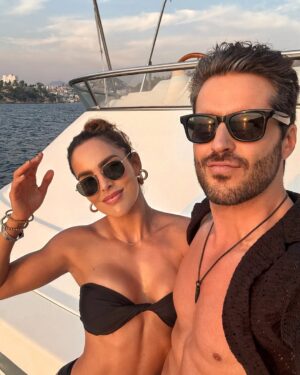 Sara Corrales Instagram - Menciona a esa persona con la que quisieras hacer estos planes 🤩.

Remix de mis días en Acapulco:

1. Moraleja: No se salten el día de piernuki en el gym 😝.
2. Entre amigos y unos tequilas.
3. 🩵
4. Un país al que también amo.
5. Es que tengo a un buen fotógrafo de prometido. 
6. Cheers 🥂 
7. Luciendo el bikinazo de @muar_col (lo amo 🖤)
8. Me gustan los viajes en carretera y amo ser la dj encargada del playlist, me las bailo y canto todas 🥳.
9. Oigan, vieron esta luna roja? 😱
10. Muy 5:30 am camino al gym, incluso de viaje seguimos con la rutina 🏋🏽‍♀️. 

Cuál foto o video te gustó más y por qué? Cuéntame!