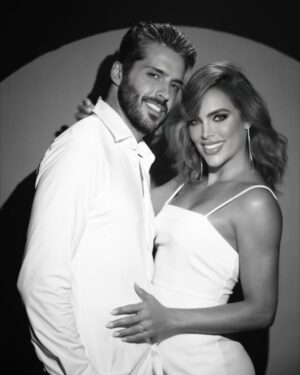 Sara Corrales Instagram - ✨¡Nos casamos!✨
 
Con el corazón lleno de amor y alegría, queremos compartir con ustedes la noticia más especial de nuestras vidas: ¡Nos comprometimos!💍❤️
 
Desde que nuestros caminos se cruzaron, hemos vivido momentos mágicos, aprendizajes profundos y aventuras que nos han hecho crecer como pareja y como personas. Lo que comenzó como una conexión única se ha convertido en un amor que no deja de sorprendernos y fortalecer cada día. Y hoy, con emoción inmensa, decidimos dar el siguiente gran paso: ¡Vamos a construir una vida juntos como marido y mujer! 👰🏻‍♀️🤵🏻
 
“Quiero despertar con vos cada mañana y verte reír todos los días.” 🌅❤️ Esta frase resume lo que soñamos el uno para el otro: una vida donde los amaneceres juntos sean la norma y la felicidad compartida sea nuestra mayor prioridad.
 
Agradecemos a quienes nos han acompañado en este viaje, a nuestras familias, amigos y a todos ustedes que siempre han estado ahí apoyando nuestros sueños. Cada mensaje, cada gesto y cada palabra de cariño ha sido parte fundamental de nuestra historia. 🙏💌
 
Ahora empieza una nueva etapa, llena de ilusiones, planes y sueños por cumplir. Nos sentimos bendecidos de emprender este camino uno al lado del otro y estamos ansiosos de compartir con ustedes cada paso hacia el día en que digamos “Sí, acepto” 🤍.
 
Gracias por ser parte de nuestra felicidad. Pronto habrá más novedades sobre esta aventura de amor y risas #Por toda la vida. 💫💕
 
Con amor, 
Sara & Damián
#NosCasamos #Comprometidos #LaVidaEsMejorContigo #LoveForever #UnaVidaJuntos ❤️ 

Fotógrafo  @felipeloaizafoto
Estilismo  @danybelot
Maquillaje  @liliuribemakeup
Peinado  @saravmakeupandhair
Post producción @wedot.agency
Detrás de cámaras @jorgelafabricaa
Producción para @dramparoaguirre