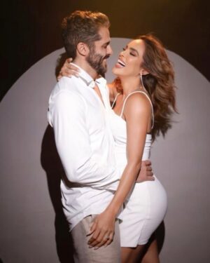 Sara Corrales Instagram - ✨¡Nos casamos!✨
 
Con el corazón lleno de amor y alegría, queremos compartir con ustedes la noticia más especial de nuestras vidas: ¡Nos comprometimos!💍❤️
 
Desde que nuestros caminos se cruzaron, hemos vivido momentos mágicos, aprendizajes profundos y aventuras que nos han hecho crecer como pareja y como personas. Lo que comenzó como una conexión única se ha convertido en un amor que no deja de sorprendernos y fortalecer cada día. Y hoy, con emoción inmensa, decidimos dar el siguiente gran paso: ¡Vamos a construir una vida juntos como marido y mujer! 👰🏻‍♀️🤵🏻
 
“Quiero despertar con vos cada mañana y verte reír todos los días.” 🌅❤️ Esta frase resume lo que soñamos el uno para el otro: una vida donde los amaneceres juntos sean la norma y la felicidad compartida sea nuestra mayor prioridad.
 
Agradecemos a quienes nos han acompañado en este viaje, a nuestras familias, amigos y a todos ustedes que siempre han estado ahí apoyando nuestros sueños. Cada mensaje, cada gesto y cada palabra de cariño ha sido parte fundamental de nuestra historia. 🙏💌
 
Ahora empieza una nueva etapa, llena de ilusiones, planes y sueños por cumplir. Nos sentimos bendecidos de emprender este camino uno al lado del otro y estamos ansiosos de compartir con ustedes cada paso hacia el día en que digamos “Sí, acepto” 🤍.
 
Gracias por ser parte de nuestra felicidad. Pronto habrá más novedades sobre esta aventura de amor y risas #Por toda la vida. 💫💕
 
Con amor, 
Sara & Damián
#NosCasamos #Comprometidos #LaVidaEsMejorContigo #LoveForever #UnaVidaJuntos ❤️ 

Fotógrafo  @felipeloaizafoto
Estilismo  @danybelot
Maquillaje  @liliuribemakeup
Peinado  @saravmakeupandhair
Post producción @wedot.agency
Detrás de cámaras @jorgelafabricaa
Producción para @dramparoaguirre