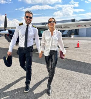 Sara Corrales Instagram - Hace muchos meses me dijo que su sueño era pilotear naves, así que decidí sorprenderlo en su cumple y llevarlo con los ojos cerrados hasta el hangar para hacerle su sueño realidad 💝😜.