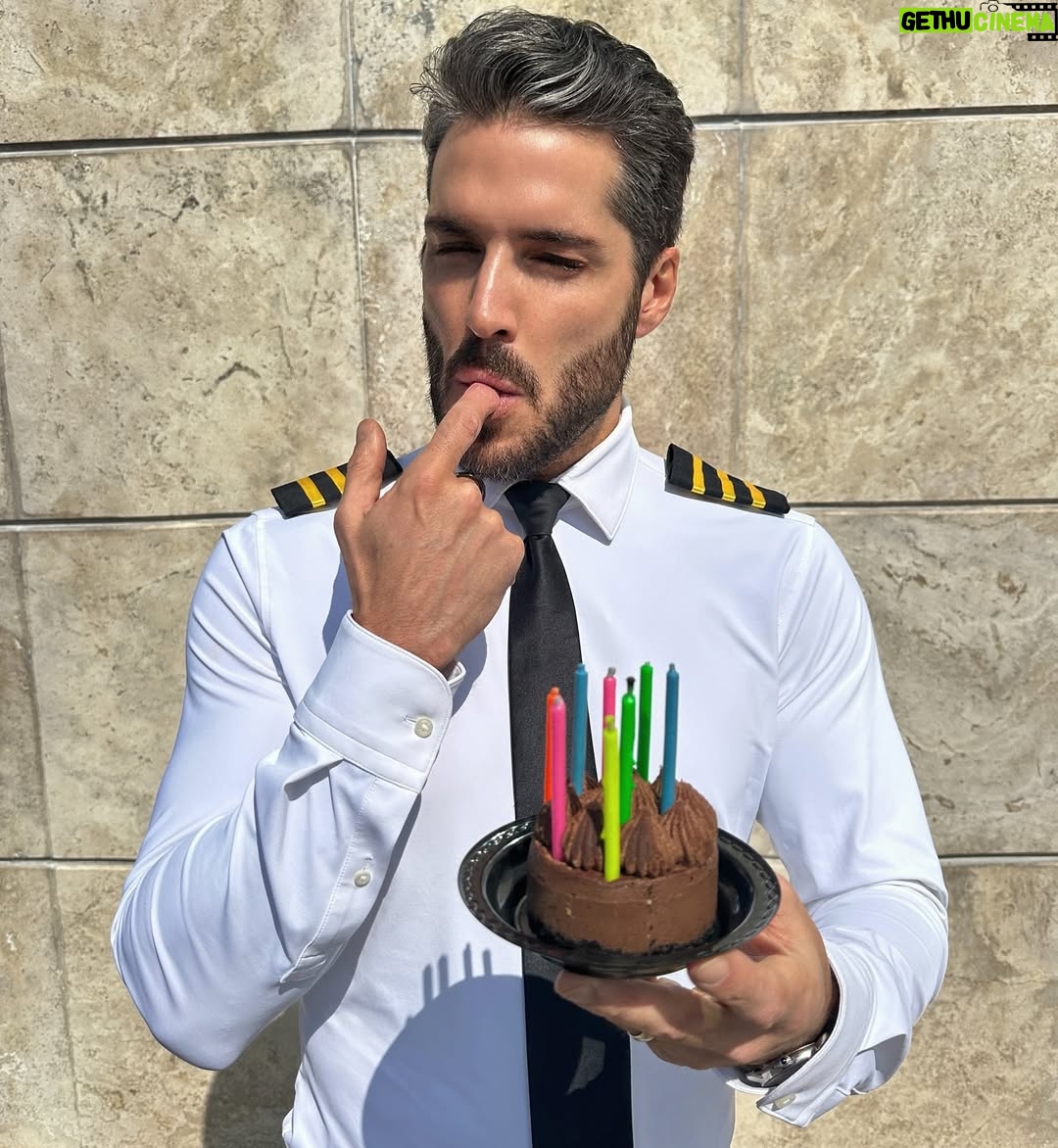 Sara Corrales - 104.3K Likes - Hace muchos meses me dijo que su sueño era pilotear naves, así que decidí sorprenderlo en su cumple y llevarlo con los ojos cerrados hasta el hangar para hacerle su sueño realidad 💝😜.