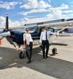 Sara Corrales Instagram - Hace muchos meses me dijo que su sueño era pilotear naves, así que decidí sorprenderlo en su cumple y llevarlo con los ojos cerrados hasta el hangar para hacerle su sueño realidad 💝😜.