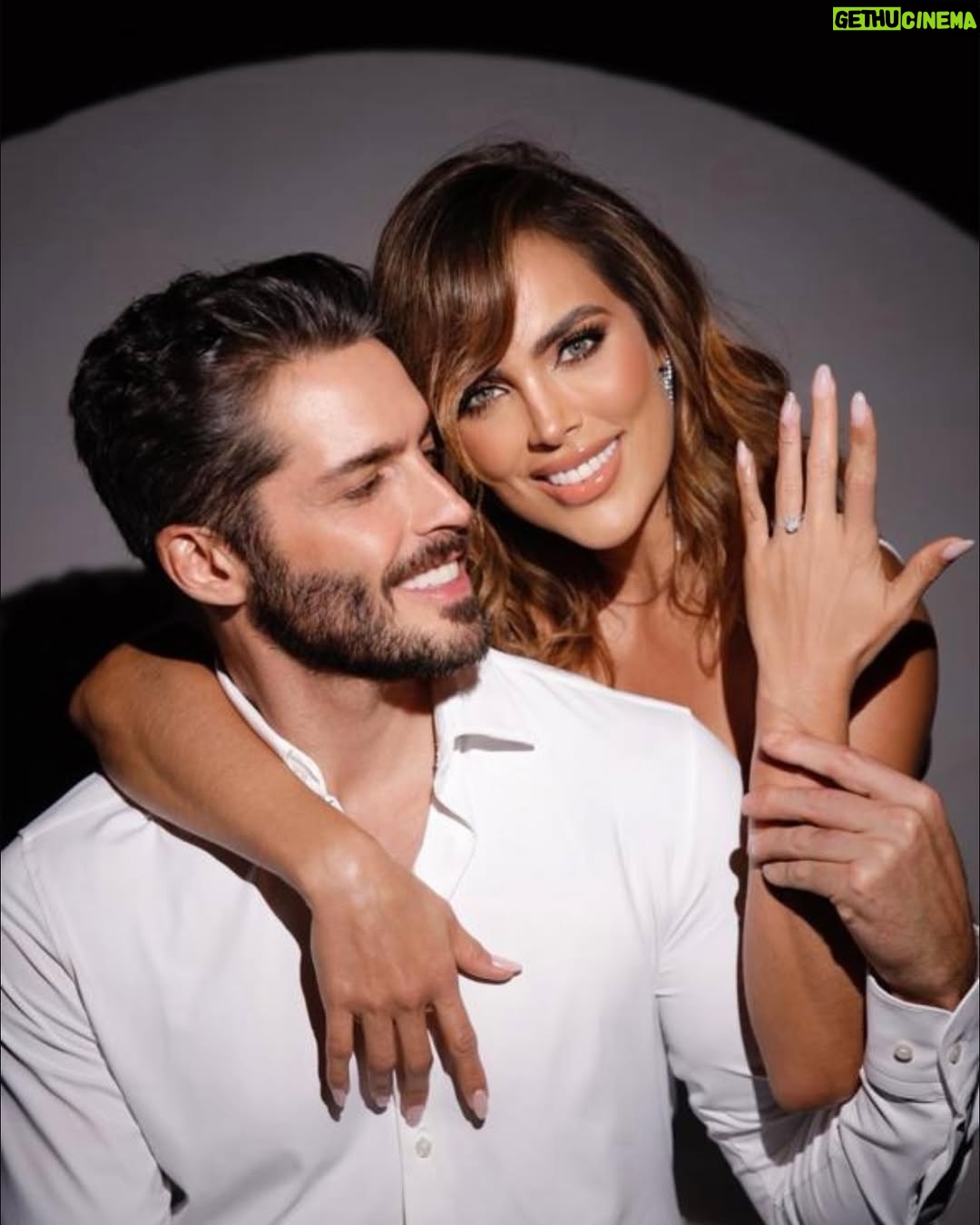 Sara Corrales - 152.2K Likes - ✨¡Nos casamos!✨
Con el corazón lleno de amor y alegría, queremos compartir con ustedes la noticia más especial de nuestras vidas: ¡Nos comprometimos!💍❤️
Desde que nuestros caminos se cruzaron, hemos vivido momentos mágicos, aprendizajes profundos y aventuras que nos han hecho crecer como pareja y como personas. Lo que comenzó como una conexión única se ha convertido en un amor que no deja de sorprendernos y fortalecer cada día. Y hoy, con emoción inmensa, decidimos dar el siguiente gran paso: ¡Vamos a construir una vida juntos como marido y mujer! 👰🏻♀️🤵🏻
“Quiero despertar con vos cada mañana y verte reír todos los días.” 🌅❤️ Esta frase resume lo que soñamos el uno para el otro: una vida donde los amaneceres juntos sean la norma y la felicidad compartida sea nuestra mayor prioridad.
Agradecemos a quienes nos han acompañado en este viaje, a nuestras familias, amigos y a todos ustedes que siempre han estado ahí apoyando nuestros sueños. Cada mensaje, cada gesto y cada palabra de cariño ha sido parte fundamental de nuestra historia. 🙏💌
Ahora empieza una nueva etapa, llena de ilusiones, planes y sueños por cumplir. Nos sentimos bendecidos de emprender este camino uno al lado del otro y estamos ansiosos de compartir con ustedes cada paso hacia el día en que digamos “Sí, acepto” 🤍.
Gracias por ser parte de nuestra felicidad. Pronto habrá más novedades sobre esta aventura de amor y risas #Por toda la vida. 💫💕
Con amor,
Sara & Damián
#NosCasamos #Comprometidos #LaVidaEsMejorContigo #LoveForever #UnaVidaJuntos ❤️
Fotógrafo @felipeloaizafoto
Estilismo @danybelot
Maquillaje @liliuribemakeup
Peinado @saravmakeupandhair
Post producción @wedot.agency
Detrás de cámaras @jorgelafabricaa
Producción para @dramparoaguirre