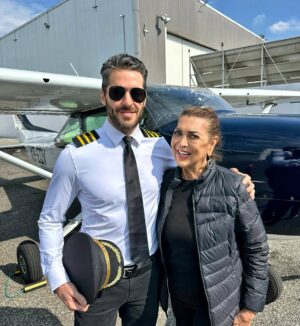 Sara Corrales Instagram - Hace muchos meses me dijo que su sueño era pilotear naves, así que decidí sorprenderlo en su cumple y llevarlo con los ojos cerrados hasta el hangar para hacerle su sueño realidad 💝😜.
