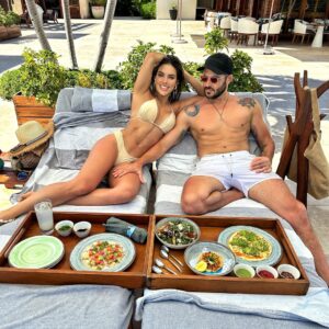 Sara Corrales Instagram - Viajar me hace desconectarme del ruido de la ciudad y re-conectarme con lo realmente valioso: la naturaleza 🌴, mi pareja ❤️‍🔥, conmigo misma 🧘🏽‍♀️, con el silencio ✨y el descanso ☀️. @vivaaerobus nos permitió volar a Cancún súper fácil, y en 35 min ya estábamos disfrutando del hotel @chablemaroma ubicado en medio de una reserva natural hermosa y al frente del sistema arrecifal 🪸 mesoamericano , el segundo arrecife más grande del 🌍. Fueron unos días inolvidables 😍.