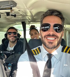 Sara Corrales Instagram - Hace muchos meses me dijo que su sueño era pilotear naves, así que decidí sorprenderlo en su cumple y llevarlo con los ojos cerrados hasta el hangar para hacerle su sueño realidad 💝😜.