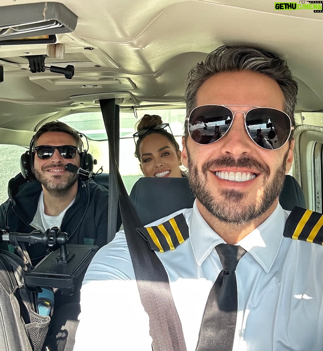 Sara Corrales - 104.3K Likes - Hace muchos meses me dijo que su sueño era pilotear naves, así que decidí sorprenderlo en su cumple y llevarlo con los ojos cerrados hasta el hangar para hacerle su sueño realidad 💝😜.