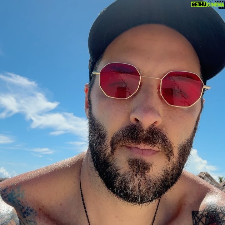 Sara Corrales - 62.7K Likes - Viajar me hace desconectarme del ruido de la ciudad y re-conectarme con lo realmente valioso: la naturaleza 🌴, mi pareja ❤️🔥, conmigo misma 🧘🏽♀️, con el silencio ✨y el descanso ☀️. @vivaaerobus nos permitió volar a Cancún súper fácil, y en 35 min ya estábamos disfrutando del hotel @chablemaroma ubicado en medio de una reserva natural hermosa y al frente del sistema arrecifal 🪸 mesoamericano , el segundo arrecife más grande del 🌍. Fueron unos días inolvidables 😍.