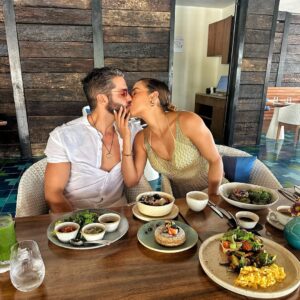 Sara Corrales Instagram - Viajar me hace desconectarme del ruido de la ciudad y re-conectarme con lo realmente valioso: la naturaleza 🌴, mi pareja ❤️‍🔥, conmigo misma 🧘🏽‍♀️, con el silencio ✨y el descanso ☀️. @vivaaerobus nos permitió volar a Cancún súper fácil, y en 35 min ya estábamos disfrutando del hotel @chablemaroma ubicado en medio de una reserva natural hermosa y al frente del sistema arrecifal 🪸 mesoamericano , el segundo arrecife más grande del 🌍. Fueron unos días inolvidables 😍.