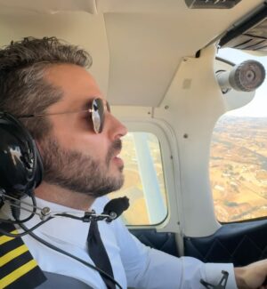 Sara Corrales Instagram - Hace muchos meses me dijo que su sueño era pilotear naves, así que decidí sorprenderlo en su cumple y llevarlo con los ojos cerrados hasta el hangar para hacerle su sueño realidad 💝😜.