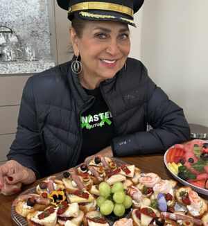 Sara Corrales Instagram - Hace muchos meses me dijo que su sueño era pilotear naves, así que decidí sorprenderlo en su cumple y llevarlo con los ojos cerrados hasta el hangar para hacerle su sueño realidad 💝😜.