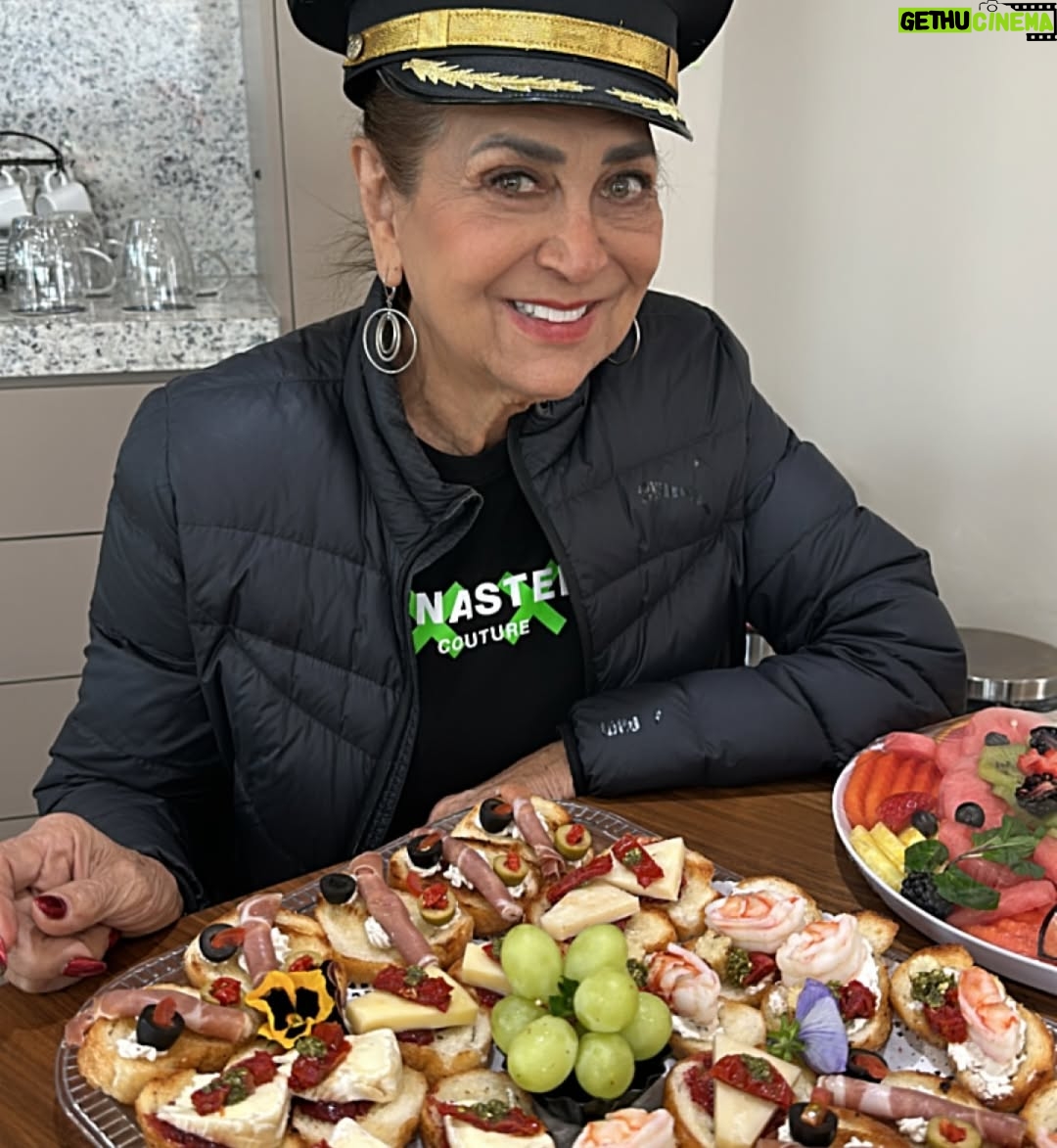 Sara Corrales - 104.3K Likes - Hace muchos meses me dijo que su sueño era pilotear naves, así que decidí sorprenderlo en su cumple y llevarlo con los ojos cerrados hasta el hangar para hacerle su sueño realidad 💝😜.