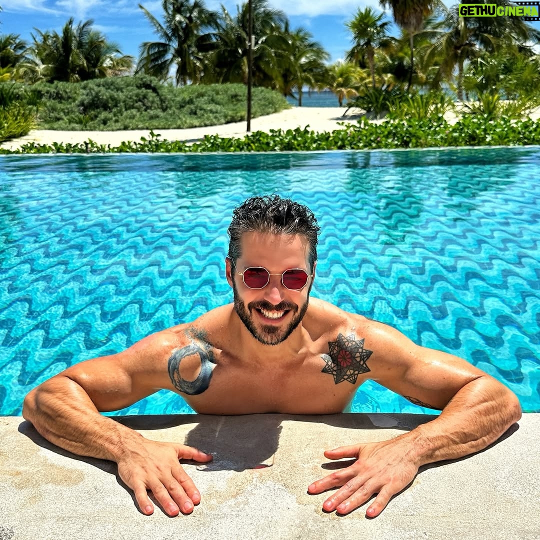Sara Corrales - 62.7K Likes - Viajar me hace desconectarme del ruido de la ciudad y re-conectarme con lo realmente valioso: la naturaleza 🌴, mi pareja ❤️🔥, conmigo misma 🧘🏽♀️, con el silencio ✨y el descanso ☀️. @vivaaerobus nos permitió volar a Cancún súper fácil, y en 35 min ya estábamos disfrutando del hotel @chablemaroma ubicado en medio de una reserva natural hermosa y al frente del sistema arrecifal 🪸 mesoamericano , el segundo arrecife más grande del 🌍. Fueron unos días inolvidables 😍.