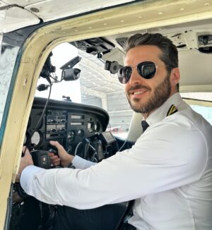 Sara Corrales Instagram - Hace muchos meses me dijo que su sueño era pilotear naves, así que decidí sorprenderlo en su cumple y llevarlo con los ojos cerrados hasta el hangar para hacerle su sueño realidad 💝😜.