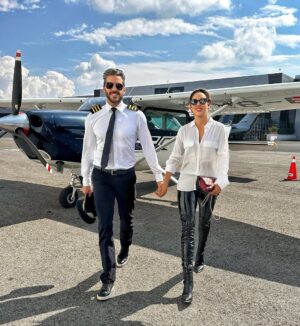 Sara Corrales Instagram - Hace muchos meses me dijo que su sueño era pilotear naves, así que decidí sorprenderlo en su cumple y llevarlo con los ojos cerrados hasta el hangar para hacerle su sueño realidad 💝😜.