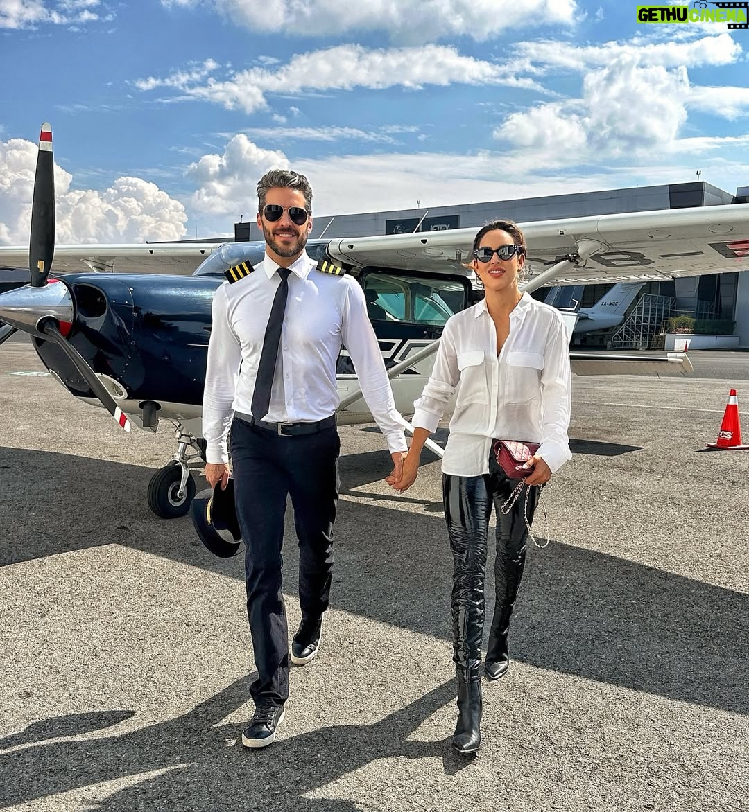 Sara Corrales - 104.3K Likes - Hace muchos meses me dijo que su sueño era pilotear naves, así que decidí sorprenderlo en su cumple y llevarlo con los ojos cerrados hasta el hangar para hacerle su sueño realidad 💝😜.