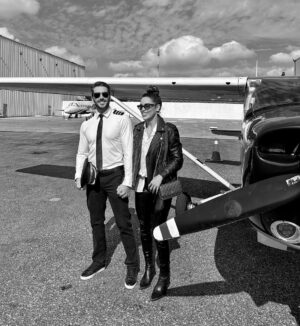 Sara Corrales Instagram - Hace muchos meses me dijo que su sueño era pilotear naves, así que decidí sorprenderlo en su cumple y llevarlo con los ojos cerrados hasta el hangar para hacerle su sueño realidad 💝😜.