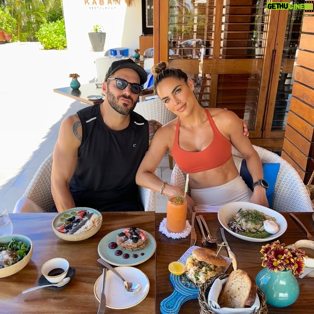 Sara Corrales - 62.7K Likes - Viajar me hace desconectarme del ruido de la ciudad y re-conectarme con lo realmente valioso: la naturaleza 🌴, mi pareja ❤️🔥, conmigo misma 🧘🏽♀️, con el silencio ✨y el descanso ☀️. @vivaaerobus nos permitió volar a Cancún súper fácil, y en 35 min ya estábamos disfrutando del hotel @chablemaroma ubicado en medio de una reserva natural hermosa y al frente del sistema arrecifal 🪸 mesoamericano , el segundo arrecife más grande del 🌍. Fueron unos días inolvidables 😍.