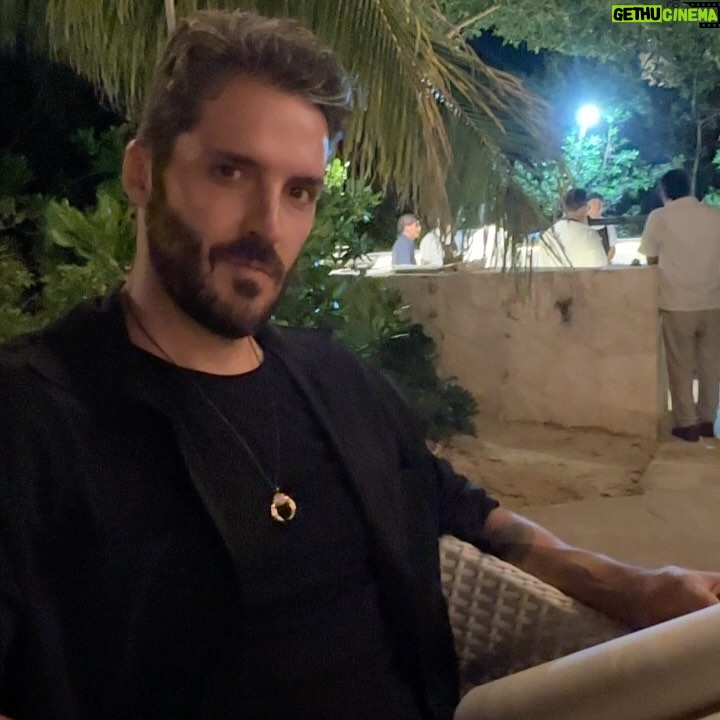Sara Corrales - 62.7K Likes - Viajar me hace desconectarme del ruido de la ciudad y re-conectarme con lo realmente valioso: la naturaleza 🌴, mi pareja ❤️🔥, conmigo misma 🧘🏽♀️, con el silencio ✨y el descanso ☀️. @vivaaerobus nos permitió volar a Cancún súper fácil, y en 35 min ya estábamos disfrutando del hotel @chablemaroma ubicado en medio de una reserva natural hermosa y al frente del sistema arrecifal 🪸 mesoamericano , el segundo arrecife más grande del 🌍. Fueron unos días inolvidables 😍.