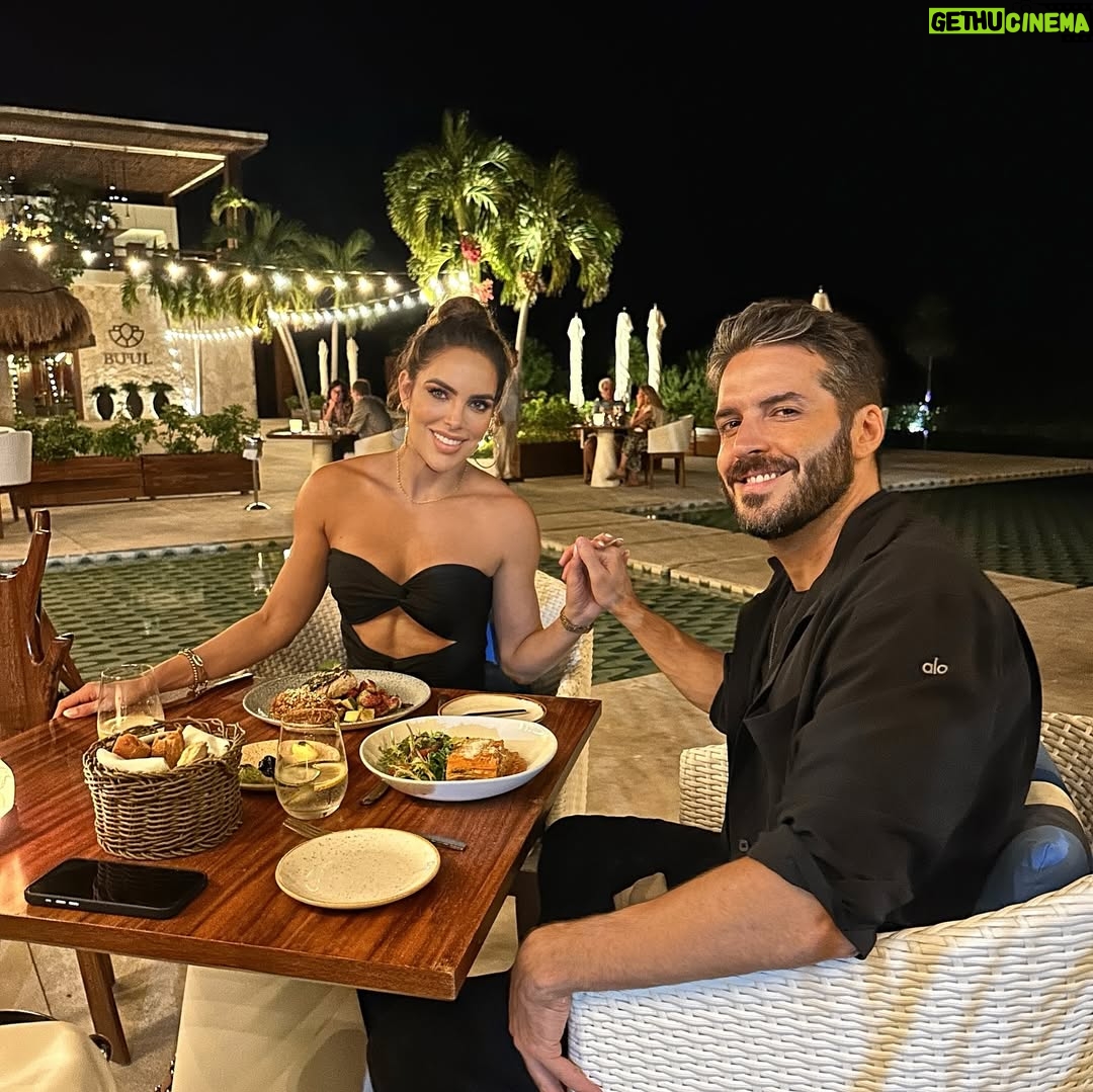 Sara Corrales - 62.7K Likes - Viajar me hace desconectarme del ruido de la ciudad y re-conectarme con lo realmente valioso: la naturaleza 🌴, mi pareja ❤️🔥, conmigo misma 🧘🏽♀️, con el silencio ✨y el descanso ☀️. @vivaaerobus nos permitió volar a Cancún súper fácil, y en 35 min ya estábamos disfrutando del hotel @chablemaroma ubicado en medio de una reserva natural hermosa y al frente del sistema arrecifal 🪸 mesoamericano , el segundo arrecife más grande del 🌍. Fueron unos días inolvidables 😍.