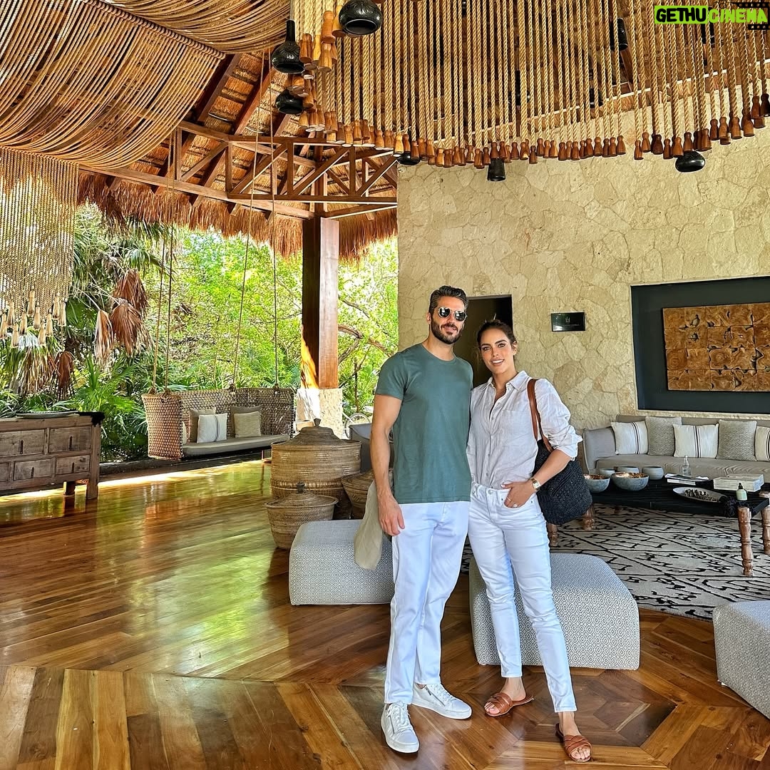 Sara Corrales - 62.7K Likes - Viajar me hace desconectarme del ruido de la ciudad y re-conectarme con lo realmente valioso: la naturaleza 🌴, mi pareja ❤️🔥, conmigo misma 🧘🏽♀️, con el silencio ✨y el descanso ☀️. @vivaaerobus nos permitió volar a Cancún súper fácil, y en 35 min ya estábamos disfrutando del hotel @chablemaroma ubicado en medio de una reserva natural hermosa y al frente del sistema arrecifal 🪸 mesoamericano , el segundo arrecife más grande del 🌍. Fueron unos días inolvidables 😍.