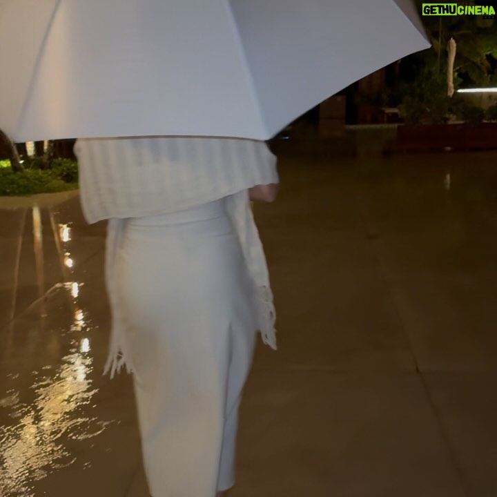 Sara Corrales - 62.7K Likes - Viajar me hace desconectarme del ruido de la ciudad y re-conectarme con lo realmente valioso: la naturaleza 🌴, mi pareja ❤️🔥, conmigo misma 🧘🏽♀️, con el silencio ✨y el descanso ☀️. @vivaaerobus nos permitió volar a Cancún súper fácil, y en 35 min ya estábamos disfrutando del hotel @chablemaroma ubicado en medio de una reserva natural hermosa y al frente del sistema arrecifal 🪸 mesoamericano , el segundo arrecife más grande del 🌍. Fueron unos días inolvidables 😍.
