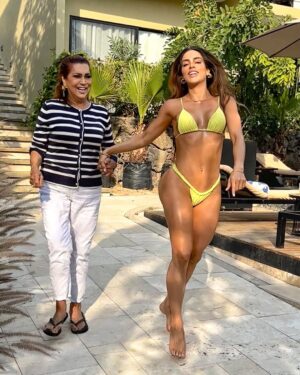 Sara Corrales Instagram - ¿Prefieres FRÍO O CALOR  para empezar el año?