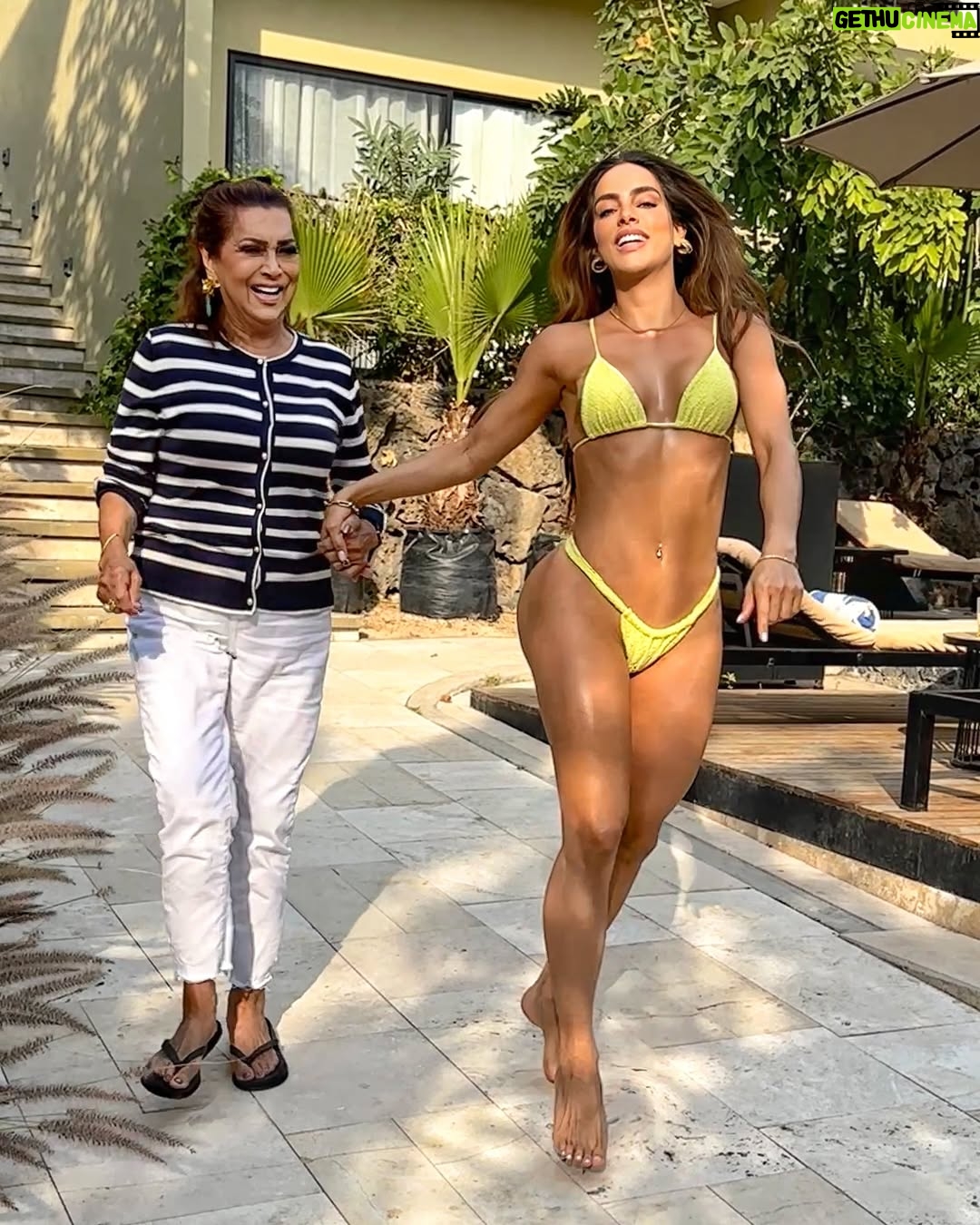 Sara Corrales - 64.5K Likes - ¿Prefieres FRÍO O CALOR para empezar el año?