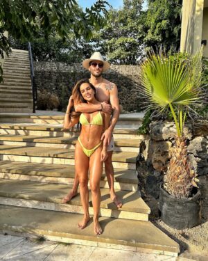 Sara Corrales Instagram - ¿Prefieres FRÍO O CALOR  para empezar el año?