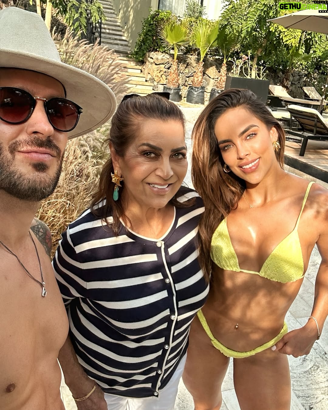 Sara Corrales - 64.5K Likes - ¿Prefieres FRÍO O CALOR para empezar el año?
