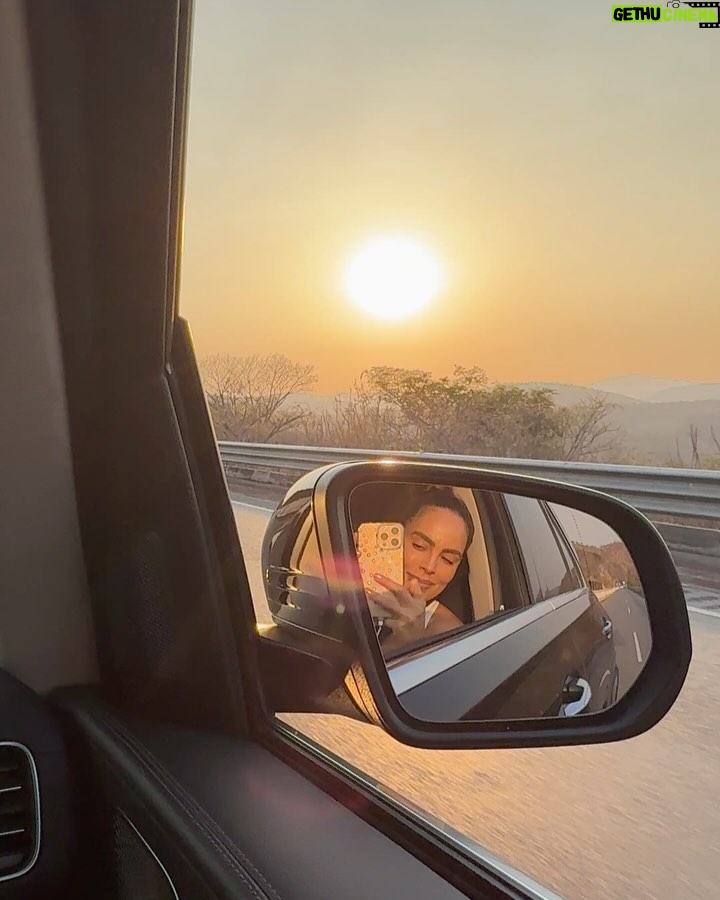 Sara Corrales - 64.7K Likes - Menciona a esa persona con la que quisieras hacer estos planes 🤩.
Remix de mis días en Acapulco:
1. Moraleja: No se salten el día de piernuki en el gym 😝.
2. Entre amigos y unos tequilas.
3. 🩵
4. Un país al que también amo.
5. Es que tengo a un buen fotógrafo de prometido.
6. Cheers 🥂
7. Luciendo el bikinazo de @muar_col (lo amo 🖤)
8. Me gustan los viajes en carretera y amo ser la dj encargada del playlist, me las bailo y canto todas 🥳.
9. Oigan, vieron esta luna roja? 😱
10. Muy 5:30 am camino al gym, incluso de viaje seguimos con la rutina 🏋🏽♀️.
Cuál foto o video te gustó más y por qué? Cuéntame!